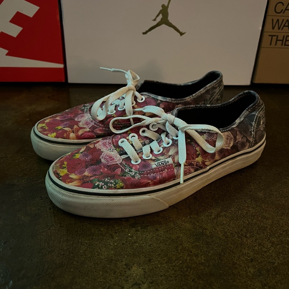 Women’s 8 floral Vans